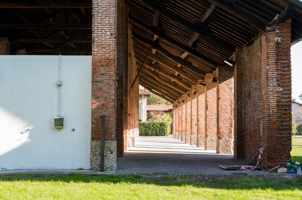 CascinaMonluè_Color_CorpoD_Esterni_CT_Descrittiva_Scura_IS_NP_PietroBaroni_Porticato_Ombre_Lunghezza_Retro_Lato_Mattoni_Colonne (1)
