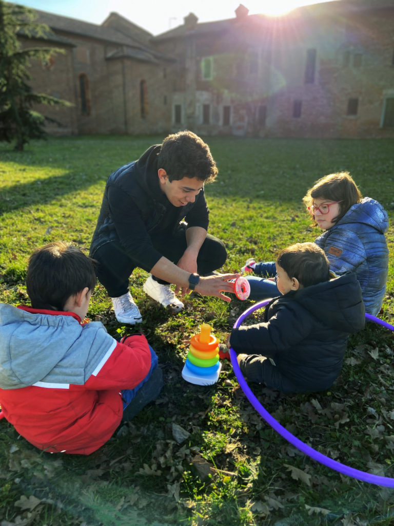 CascinaMonluè_Color_Cortile_Esterni_PP_Emotiva_Chiara_DOL_GruppoBambini_XX_Beneficiari_Gioco_Colori_Minori (2)