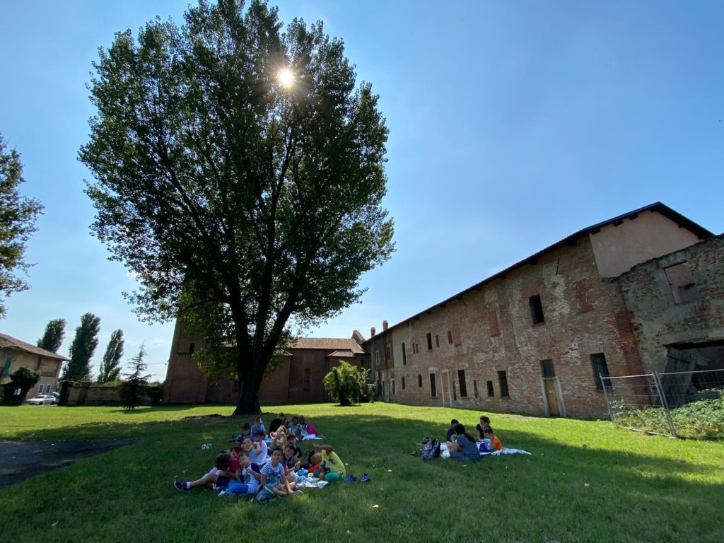 CascinaMonluè_CorpoA+CorpoB_Esterni_CM_Emotiva_Chiara_ANC_Bambini_xx_Sorriso_Relax_PicNic_Prato_Insieme_Gioco_Pausa_Ombra_Albero_Sole_Evento (5)