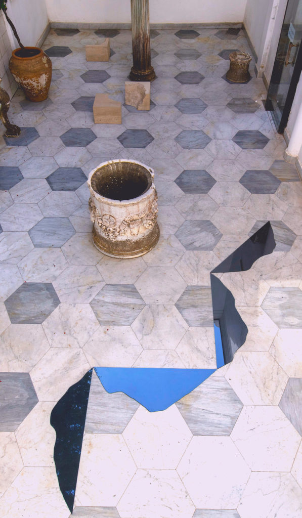 Valerie Krause, Untitled, vetro e gomma, 2022, (installazione site-specific per la VI edizione del Festival del Paesaggio, Villa San Michele, Anacapri. (III)jpg